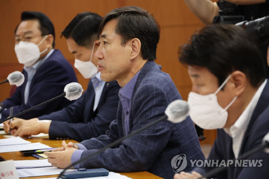 국민의힘 '해수부 공무원 피격사건 진상조사 태스크포스(TF)' 단장인 하태경 의원이 29일 서울시 도렴동 외교부를 방문해 조현동 외교부 1차관과 간담회를 하고 있다.<연합뉴스>